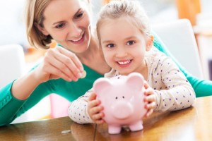 Mother-and-daughter-saving-money-for-a-Gatlinburg-vacation-in-a-pink-piggy-bank-750x500
