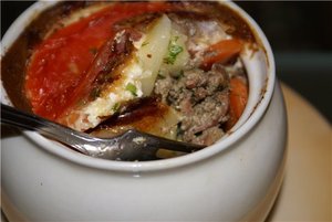 Куриная печень с овощами в горшочках